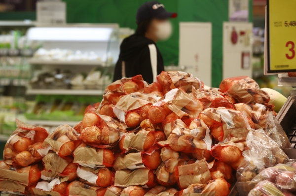 6일 서울 시내 한 대형마트에서 시민들이 양파를 살펴보고 있다. [사진=연합뉴스]