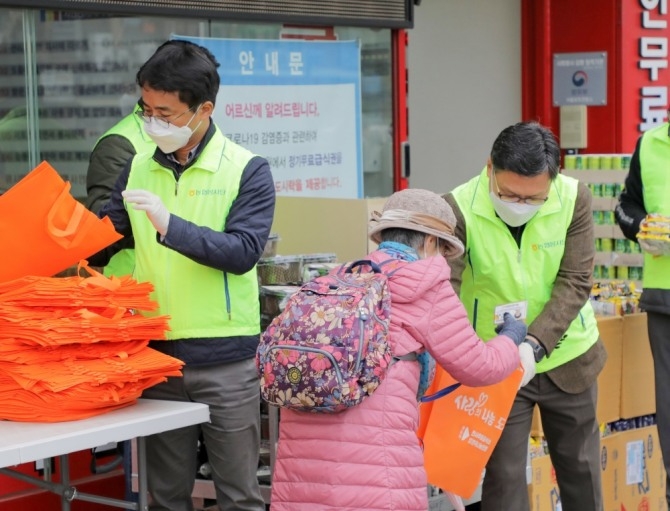 임동순 수석부행장과 직원들이 종로 천사무료급식소를 방문해 사랑의 온기를 나누는 시간을 가졌다. [사진=NH농협은행]