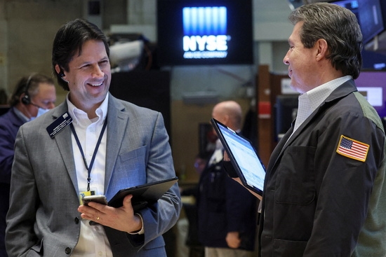 뉴욕증권거래소(NYSE)에서 일하는 트레이더들의 모습. 사진=로이터