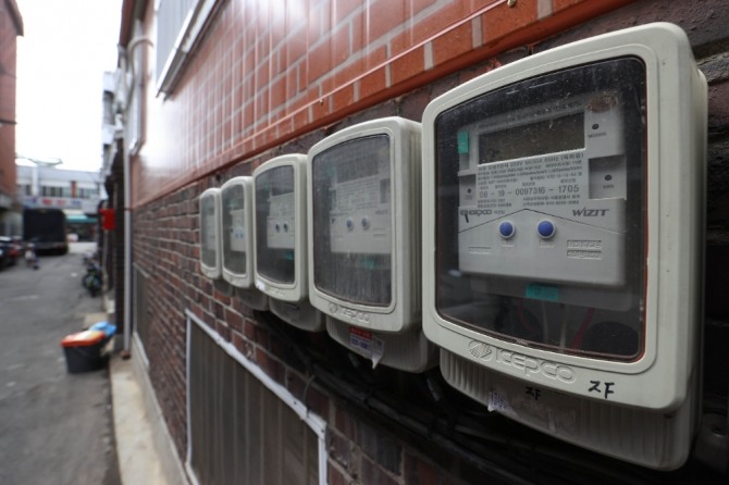 서울의 한 주택가에 전기계량기가 설치돼 있다. 사진=연합뉴스