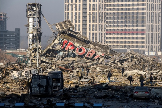 러시아군 포격으로 붕괴된 우크라이나 키이우 북부 포딜스키 지구 백화점의 잔해 모습. 사진=로이터·연합뉴스