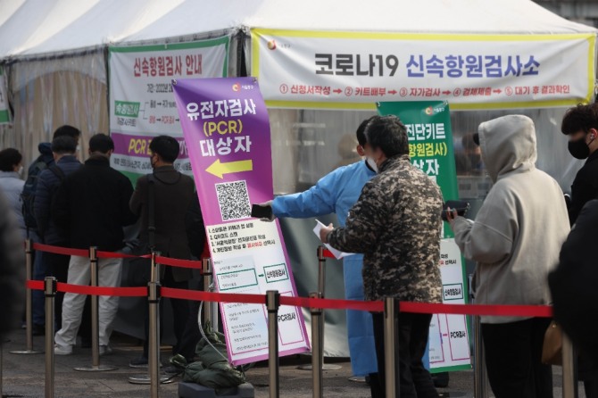 21일 오전 서울역 선별진료소를 찾은 의료진이 시민들을 안내하고 있다. 사진=연합뉴스 