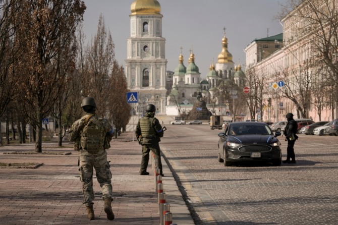  24일(현지시간) 우크라이나 키이우에서 군인들이 차량을 검문하고 있다.사진=뉴시스