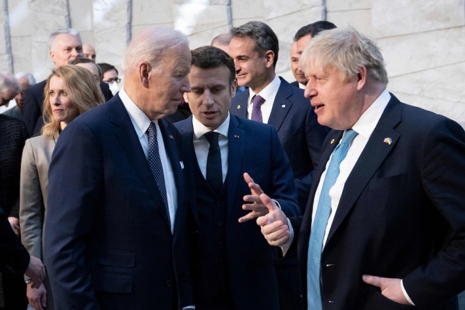 유럽을 방문 중인 조 바이든 미국 대통령이 24일(현지시간) 벨기에 브뤼셀에서 보리스 존슨 영국 총리와 대화하고 있다. 사진=AFP