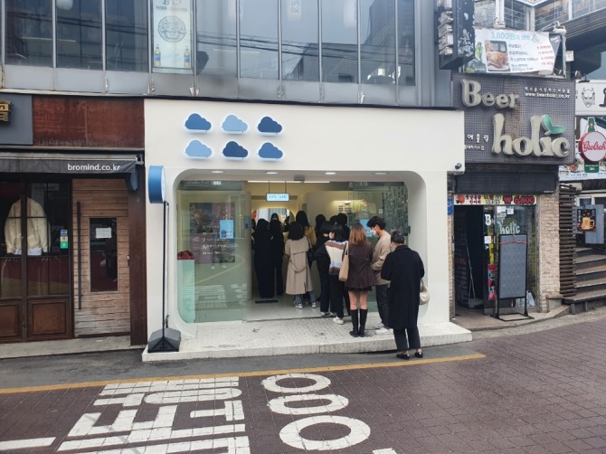 25일 홍대 걷고싶은거리에는 무인스튜디오가 많았다. 사진은 이날 가장 붐볐던 매장이다.