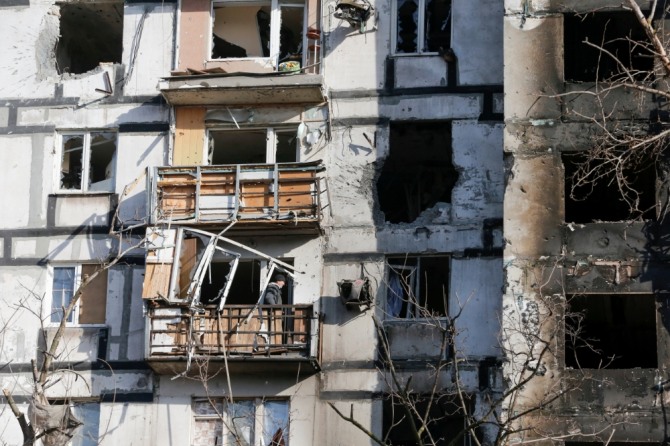 지난 3월 28일 우크라이나 남부 항구도시 마리우폴에서 우크라이나와 러시아 간 분쟁으로 파괴된 건물을 보여주고 있다. 사진=로이터