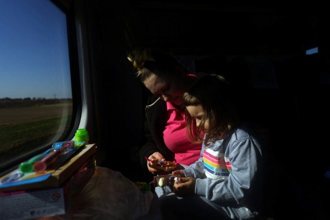 러시아의 우크라이나 침공을 피해 오데사에서 온 우크라이나 난민 알렉산드라 우셴코가 딸과 함께 기차를 타고 멕시코로 가고 있다. 사진=로이터
