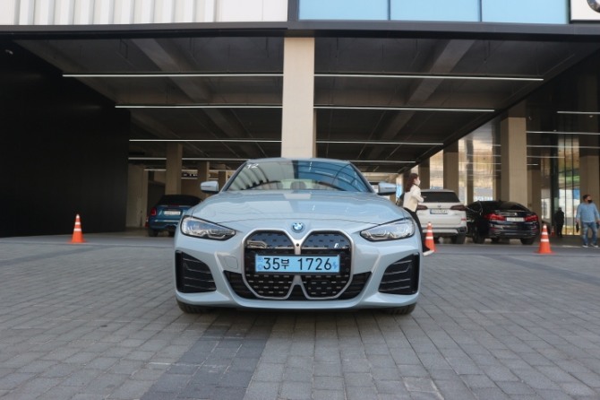 BMW i4 외관 모습. 사진=글로벌이코노믹 김정희 기자