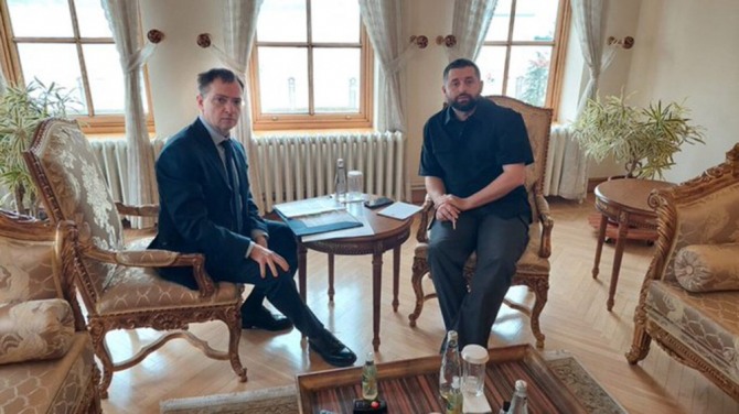 러시아 측 메딘스키 협상 대표(왼쪽)과 우크라 측 하라하미야 대표(오른쪽) 사진=우크라 협상단 미하일로 포돌랴크 트위터 캡처