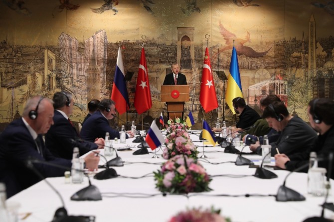 레제프 타이이프 에르도안(가운데) 터키 대통령이 29일(현지시간) 터키 이스탄불의 돌마바흐체 궁전에서 러시아(왼쪽)와 우크라이나 협상 대표단을 환영하는 연설을 하고 있다. 사진=AP/뉴시스
