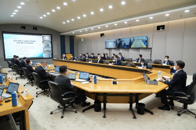 포스코홀딩스는 30일 서울 포스코센터에서 ‘그룹ESG협의회’ 첫 회의를 개최했다. 이날 회의에는 최정우 포스코그룹 회장을 비롯해 포스코홀딩스 및 주요 사업회사 대표이사, 주요임원, 해외법인장 등 100여명이 온‧오프라인으로 참석했다. 참석자들이 회의를 진행하고 있다. 사진=포스코홀딩스