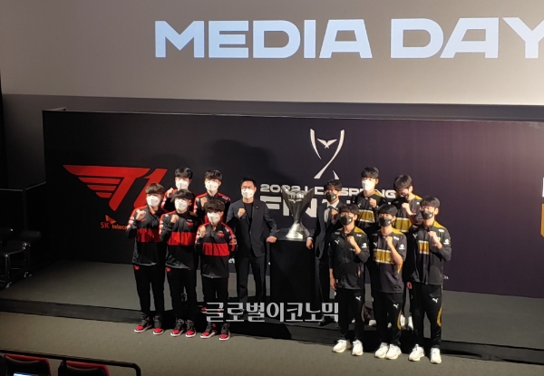 LCK 미디어 데이에 참가한 T1(왼쪽) 선수단과 젠지 선수단의 모습. 사진=이원용 기자