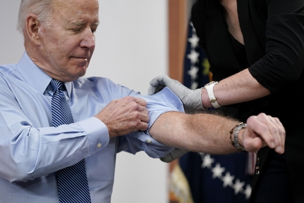 코로나19 2차 추가접종을 받고 있는 조 바이든 미국 대통령. [워싱턴=AP/뉴시스]