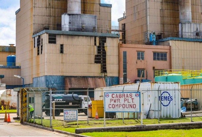 괌 피티에 있는 카브라스 발전소의 발전기를 수용하는 건물 외관에 금속 패널 사이딩이 놓여져 있다. 사진=PDN