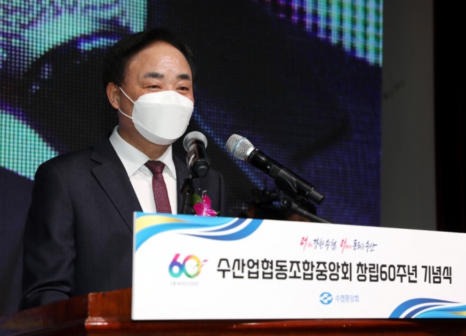 임준택 수협중앙회장이 수협 창립 60주년 기념식에서 새로운 100년 향한 희망의 바다로비전을 선포하고 있다  [사진=수협중앙회]