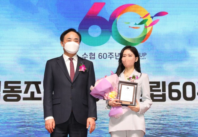임준택 수협중앙회장(왼쪽)이 배우 장나라(오른쪽)에게 공로패를 수상했다  [사진=수협중앙회]