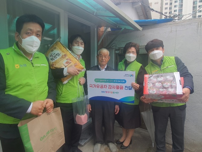 조은주 농협중앙회 지역사회공헌부장(오른쪽 두번째)을 비롯한 농협 행복이음봉사단원들은 30일 서울 용산구에 거주하는 6.25 참전유공자 최동식 선생(가운데)을 예방하고 우리 농산물 선물을 전달하며 감사와 존경의 뜻을 전했다.  [사진=농협]