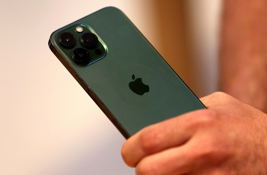 미국 뉴욕 맨해튼 5번가에 있는 애플 스토어에서 판매가 시작된 새로운 녹색 아이폰13 프로. 사진=로이터