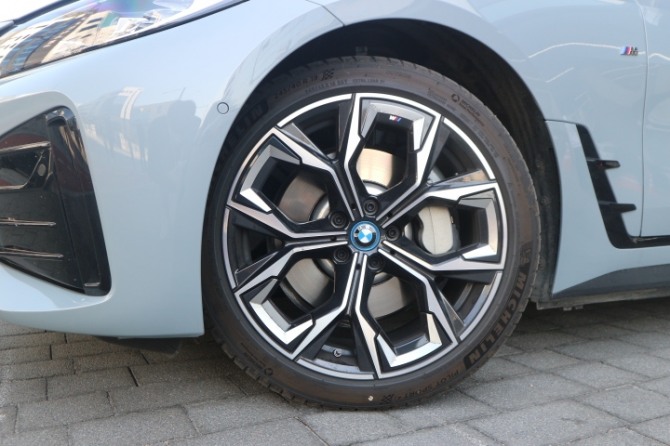 BMW i4 타이어와 휠 모습. 사진=글로벌이코노믹 김정희 기자