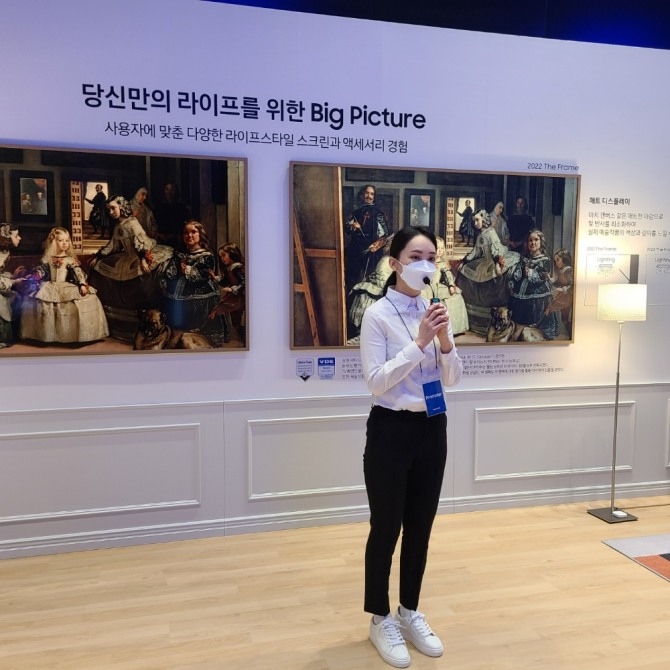 삼성전자 관계자는 지난달 31일 서울 서초동 삼성전자 딜라이트에서 네오 QLED 8K TV의 매트 디스플레이를 설명하고 있다. 사진=정진주 기자