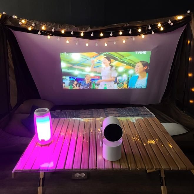 지난달 31일 서울 서초동 삼성전자 딜라이트에서 포터플 스크린 '더 프리스타일'로 캠핑 상황을 연출하고 있다. 사진=정진주 기자 