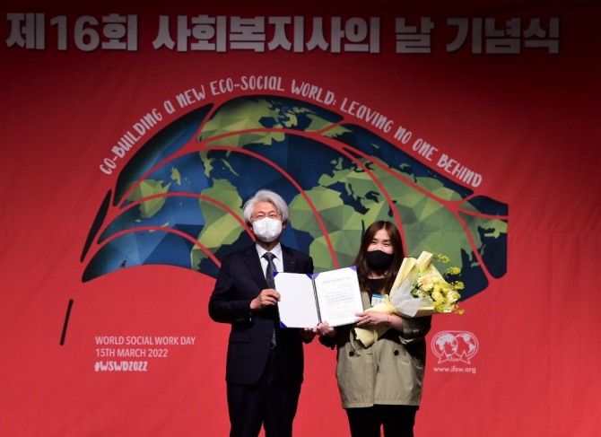 김태오 DGB금융그룹 회장(왼쪽)과 부산시각장애인복지관 김은경 선임 사회복지사(오른쪽)  [사진=DGB금융그룹]