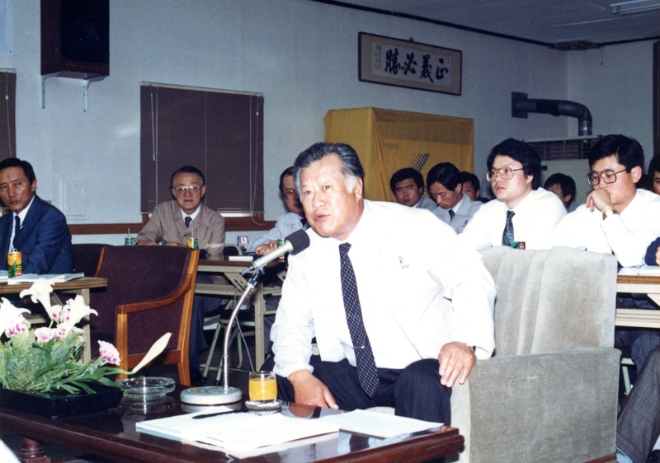 동국제강 TQC경진대회에 참관한 장상태 회장. 그는 '서슴없이 개혁해야 한다'면서 기업 전 부문의 경영혁신을 늘 강조했다. 사진=동국제강