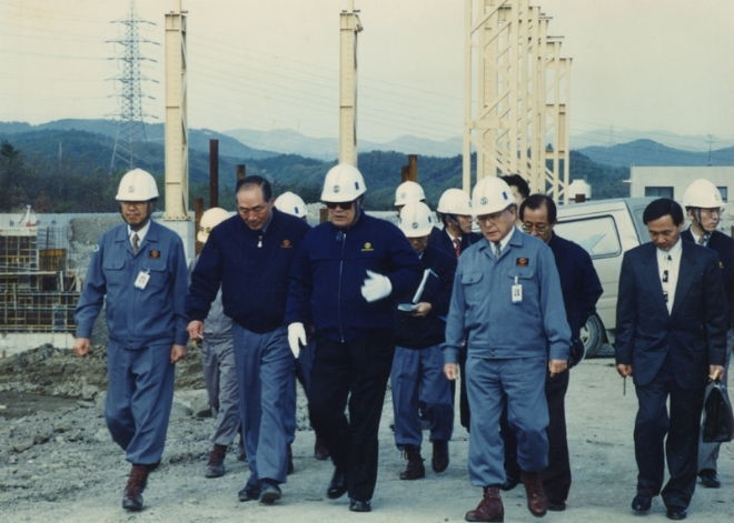 1997년 장상태 회장(가운데)이 포항제강소 건설현장을 방문한 모습. 그는 자주 공사현장을 방문하는 열정을 보였다. 사진=동국제강