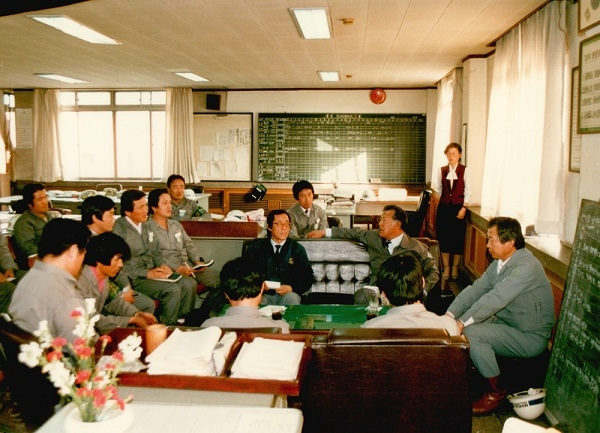  장상태 회장은 예고없이 공장을 방문해 직원들과 격의 없는 대화를 자주 가져다. 부산제강소 생산부 사무실에서 직원들과 대화를 나누고 있다. 사진=동국제강