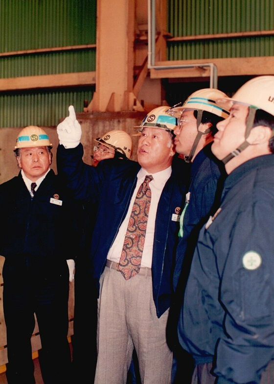 장상태 동국제강 회장이 국내 최초로 인천제강소에 도입한 100t 직류전기로에 들러 생산현장을 둘러보고 있다. 사진=동국제강 