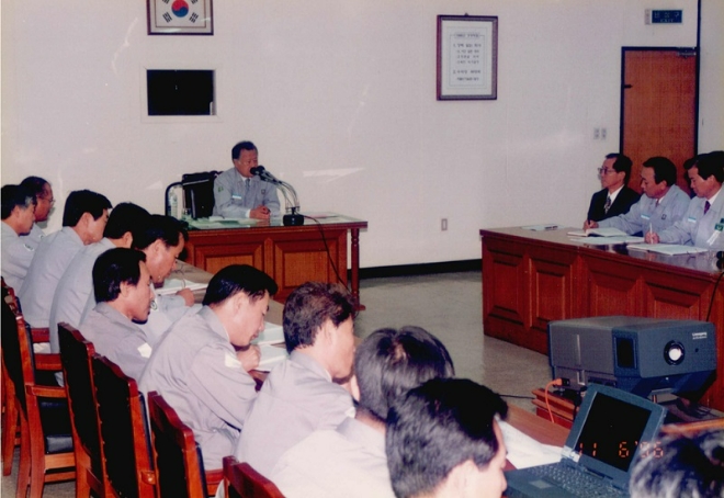 국제통화기금(IMF) 외환위기가 터진 직후 장상태 동국제강 회장이 팀장급 이상 간부사원들을 소집해 각 개인의 의견과 대처방안을 토의하고 있다. 사진=동국제강