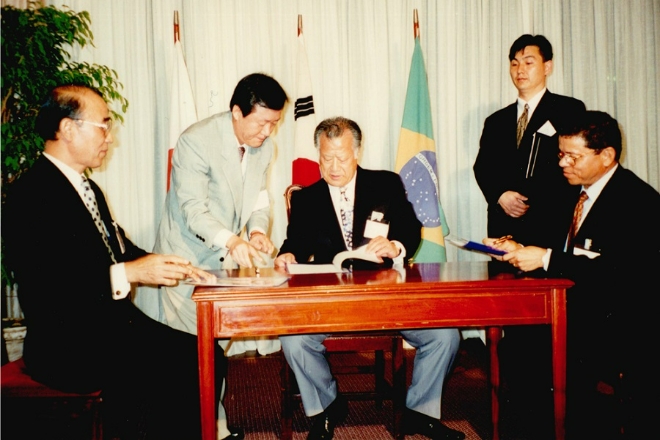 장상태 동국제강 회장이 브라질 CST와 슬래브 장기 공급계약을 체결하고 있다. 사진=동국제강 