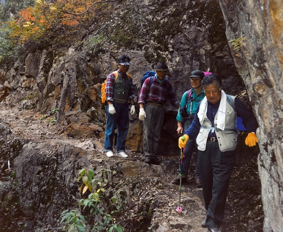 장상태 동국제강 회장(오른쪽 첫번째)이 일본 주재원들과 함께 등산을 하고 있다. 사진=동국제강  