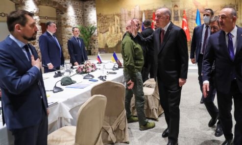 레제프 타이이프 에르도안(왼쪽) 터키 대통령이 지난 달 29일(현지시간) 터키 이스탄불의 돌마바흐체 궁전에서 러시아와 우크라이나 협상 대표단을 환영하고 있다. 러시아와 우크라이나 협상 대표단은 이날 5차 협상에 나섰다.사진=뉴시스