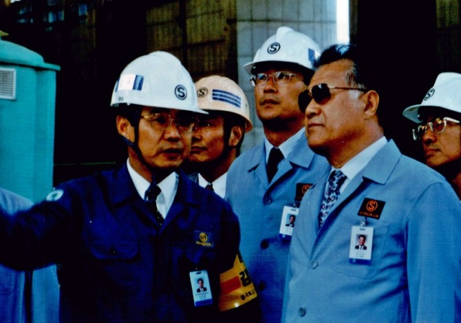 1997년 동국제강 포항 신규 건설 현장에 큰 아들 장세주 회장과 함께 방문한 장상태 회장. 사진=동국제강
