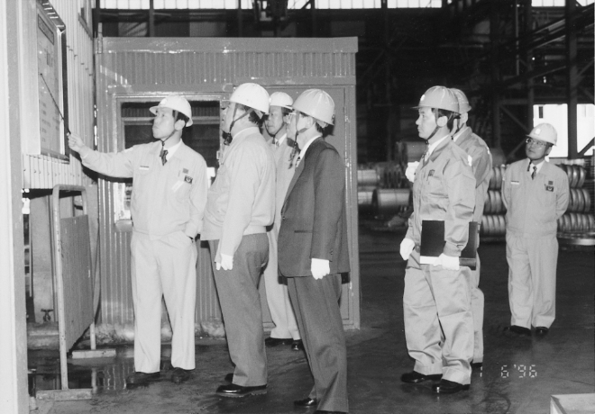 1997년 신규 건설 중인 연산 72만t의 동국제강 포항 형강공장을 방문한 장상태 회장. 이 자리에서 임직원들에게 세계 제일의 형강공장을 건설해달라고 당부했다. 사진=동국제강