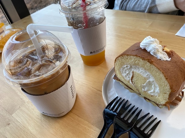 파주의 한 카페에서도 매장에서 먹고 가겠다고 전달했지만 일회용 컵과 포크를 준비해줬다. 다른 테이블도 일회용 컵으로 음료를 즐기고 있었다. 사진=송수연 기자