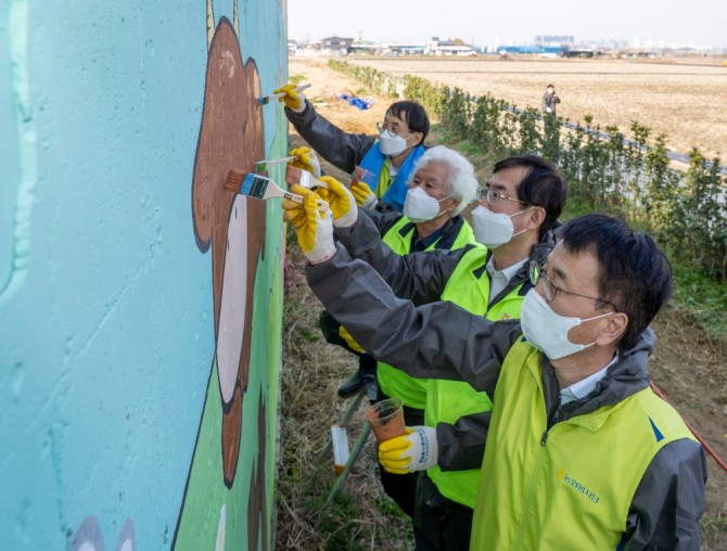 안병우 농협경제지주 축산경제대표이사(오른쪽에서 두 번째)가 4일 경기 평택 소재 축산농가에서 실시한 축산환경 개선활동에서 참석자들과 예쁜 농장, 벽화그리기 사업을 진행하고 있다. (오른쪽부터 손병환 NH농협금융지주 회장, 안병우 농협경제지주 축산경제대표이사, 이재형 평택축산농협 조합장, 박학주 NH-Amundi자산운용대표이사)  [사진=농협]