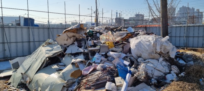 효성동 개발지역에는 생활폐기물과 사업장 폐기물 등이 쌓여만 간다. 악취와 도시경관을 해치고 있지만 관청에는 손을 놓고 있다. 발암믈질이 함유된 슬레이트도 보인다.       (사진=유영재 기자) 