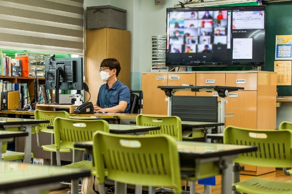 서울시 소재의 한 초등학교에서는 학생들이 없는 텅빈 교실에서 선생님이 온라인 수업을 진행하고 있다. 사진=뉴시스