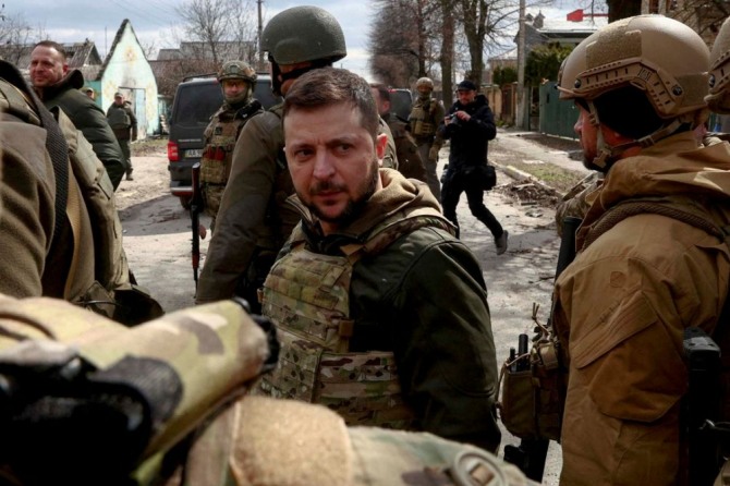 우크라이나 부차 지역에 나와 언론에 호소하는 젤렌스키 우크라이나 대통령. 사진=로이터