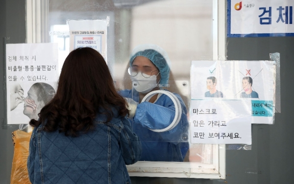 서울시 중구 서울역 광장 선별검사소에서 의료진이 시민에게서 검체를 채취하고 있다. 사진=뉴시스