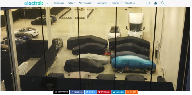 미국 현지매체 일렉트렉은 6일(현지시각) 7일 문을 여는 텍사스주 기가팩토리 내부를 드론을 통해 촬영한 결과 다양한 종류의 신차들이 대기 중이라고 보도했다. 사진=일렉트렉 홈페이지 캡처 