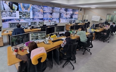 이천시 CCTV 통합관제센터 상황실 24시간 자체 모니터링 모습 