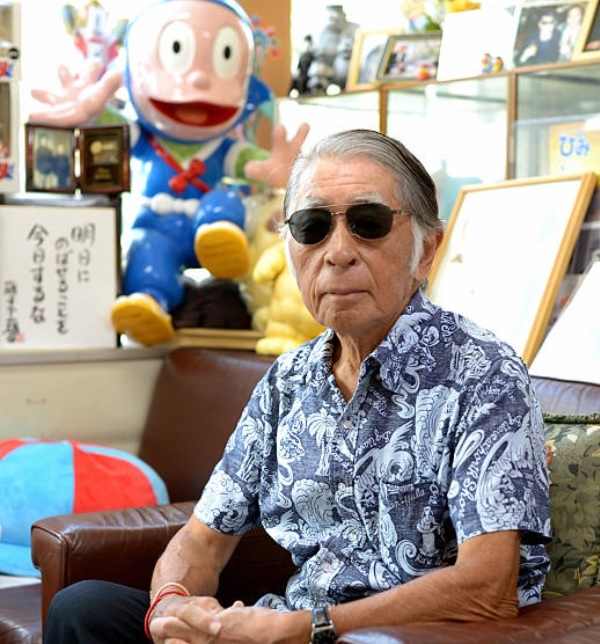 故 아비코 모토오가 생전 '닌자 핫토리군' 캐릭터 피규어 앞에 앉아있는 모습. 사진=게티이미지뱅크