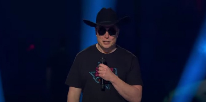 사이버 로데오 행사에서 카우보이 모자와 선글라스를 착용하고 무대에 오른 일론 머스크 테슬라 CEO. 사진=테슬라 공식 유튜브 채널 챕처