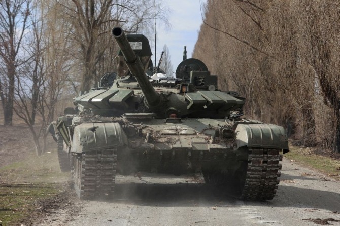 우크라이나 군인이  키이우 지역의 최근 해방된 마을 루키아니브카에서 노획한 러시아 T-72 탱크를 운전하고 있다. 사진=로이터