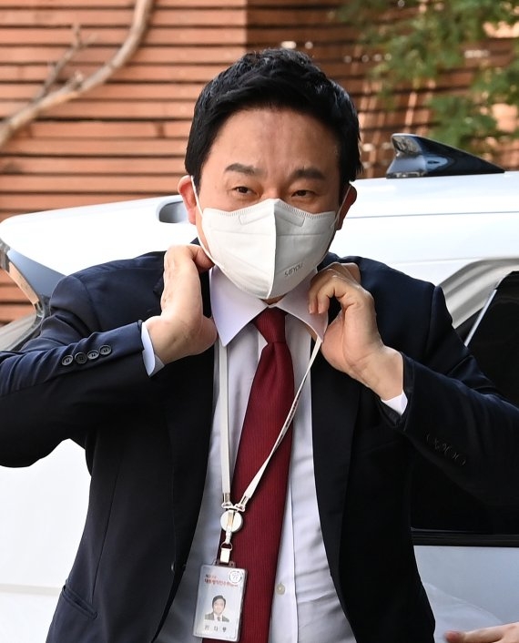 윤석열 정부 국토교통부 장관으로 지명된 원희룡 대통령직인수위원회 기획위원장이 10일 서울 종로구 통의동 금융감독원 연수원에 마련된 대통령직인수위원회에 사무실로 들어서고 있다. 사진=뉴시스