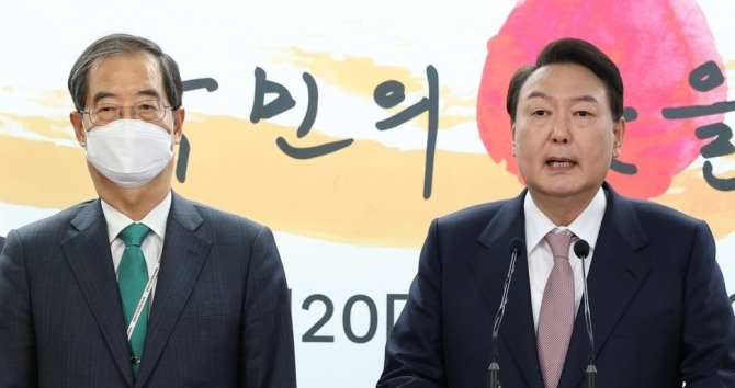 윤석열 대통령 당선인이 10일 오후 서울 종로구 통의동 제20대 대통령직인수위원회에서 초대 내각 명단을 발표하고 있다. 옆에는 이날 국무위원후보자 추천서를 직접 작성해 당선인에게 전달한 한덕수 국무총리 후보자가 배석해 있다. [사진=연합]