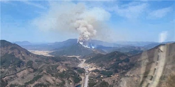 경북 군위군 삼국유사면 화복리 옥녀봉 해발 526m 지점에서 발생한 산불 [사진=산림청]